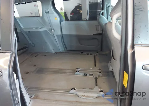 2011 Toyota Sienna Le V6 z USA, uszkodzony, nr VIN 5TDKK3DC8BS048161